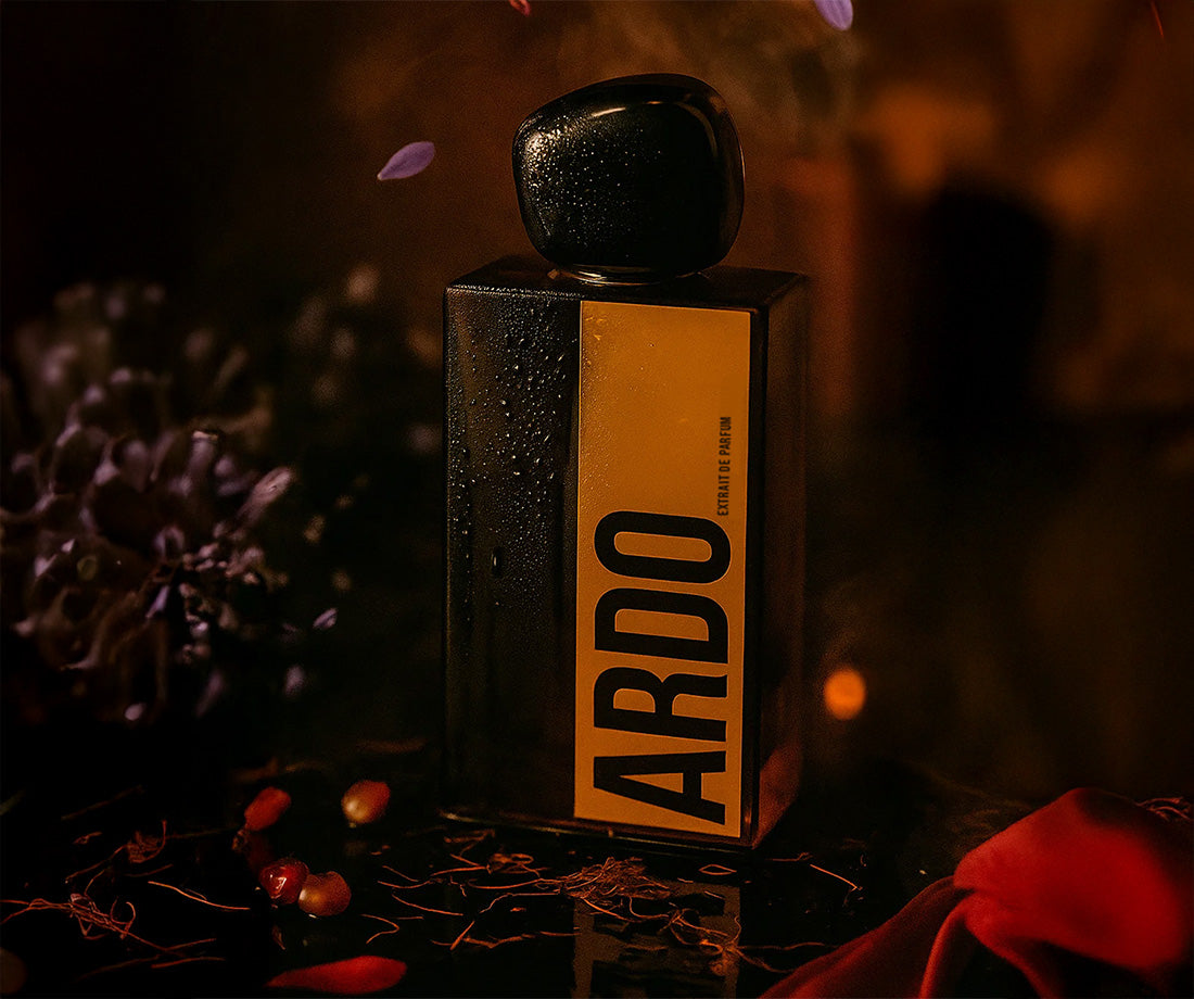 ARDO Moodshot orange. ARDO Duftflakon vor mystischem, orientalisch inspiriertem Hintergrund mit Oud und Rosen
Stimmungsbild von ARDO mit Lavendel, Amber und Safran