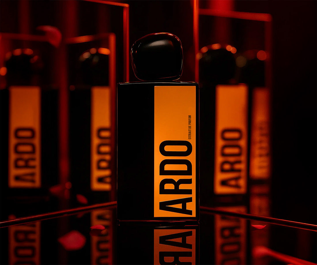 ARDO Moodshot orange. ARDO Duftflakon vor mystischem, orientalisch inspiriertem Hintergrund mit Oud und Rosen
Stimmungsbild von ARDO mit Lavendel, Amber und Safran