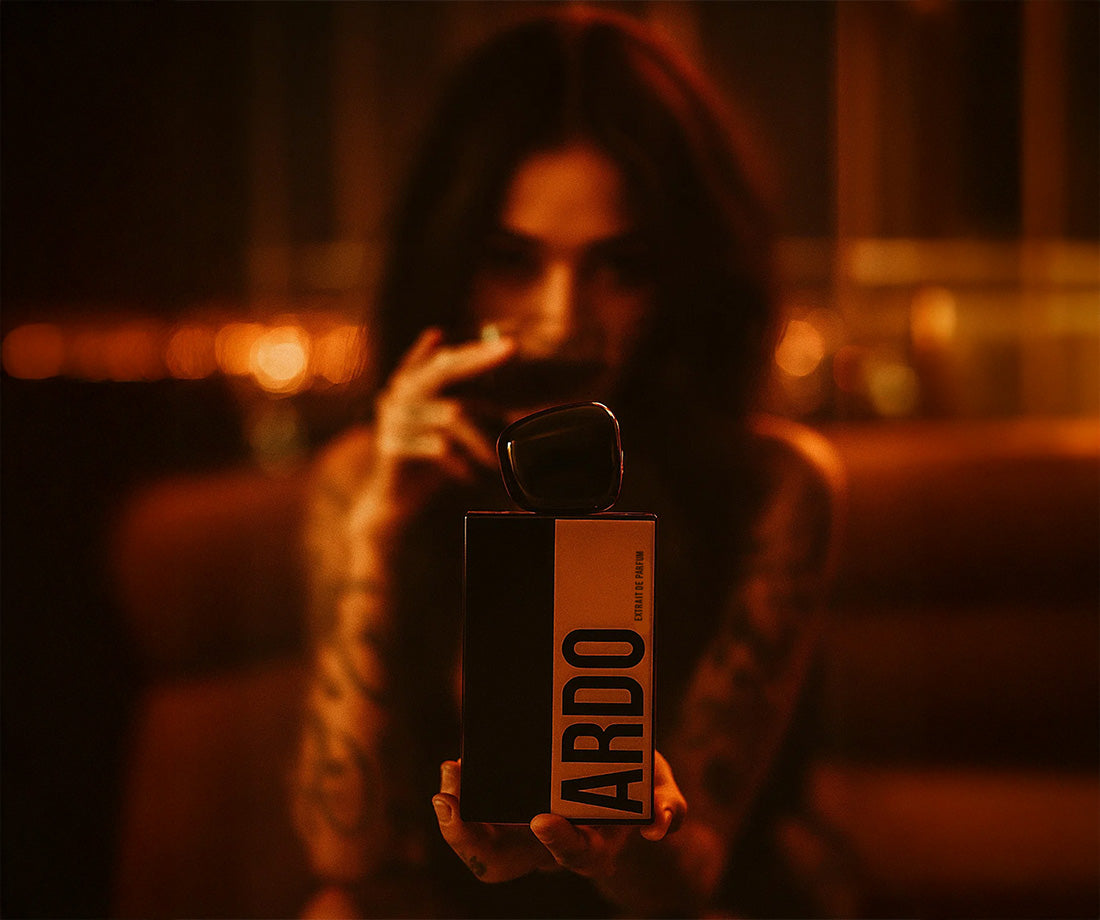 ARDO Moodshot orange. ARDO Duftflakon vor mystischem, orientalisch inspiriertem Hintergrund mit Oud und Rosen
Stimmungsbild von ARDO mit Lavendel, Amber und Safran