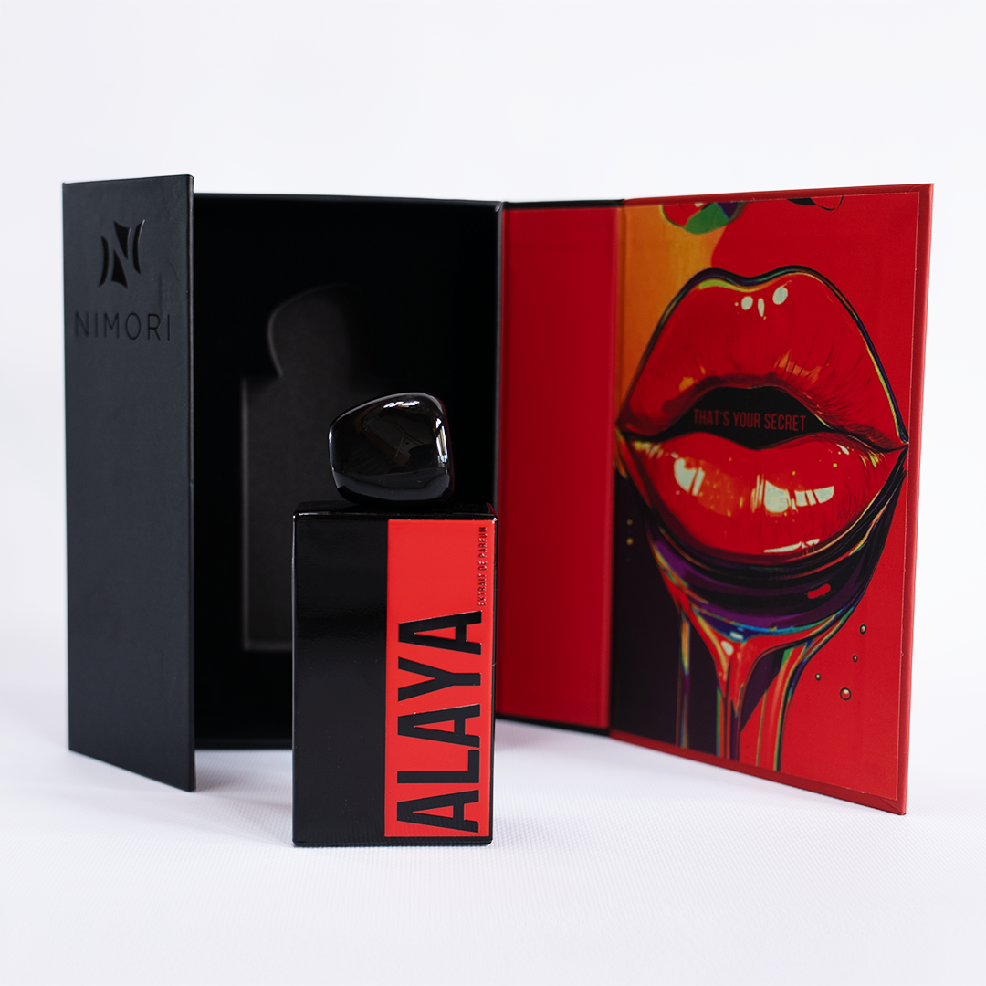 NIMORI ALAYA Verpackung – luxuriöse schwarze Parfum-Box mit goldener Prägung. Edle Duftverpackung für das Extrait de Parfum mit Zimt, Tonkabohne und Sandelholz.
