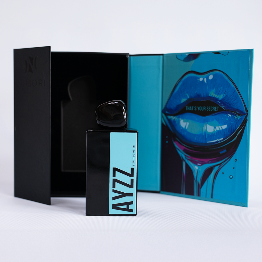 NIMORI AYZZ Verpackung – elegante, ausdrucksstarke Duftbox mit edler Prägung. AYZZ steht für zitrische Leichtigkeit und sonnige Eleganz in einem luxuriösen Extrait de Parfum.