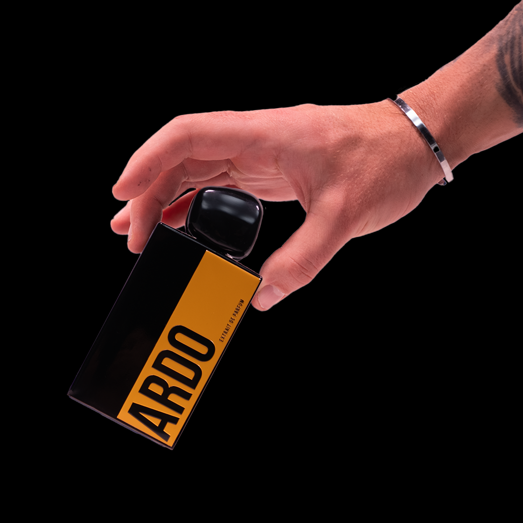 Detailaufnahme des exklusiven ARDO Flakons – edles Design trifft auf hochwertige Duftkunst mit Oud, Amber und Vanille