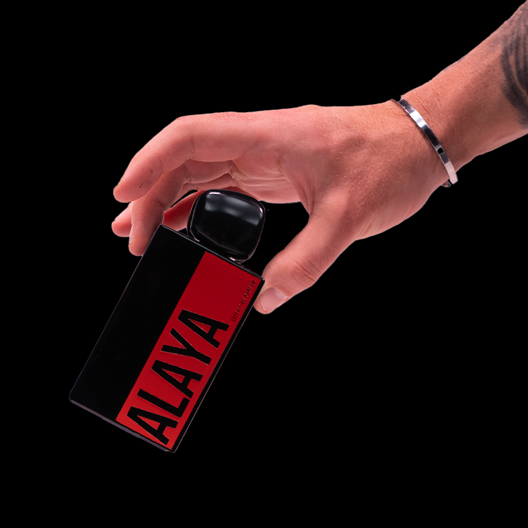 ALAYA von NIMORI – hochwertiger Glasflakon in einer männlichen Hand. Sinnlicher Duftmoment mit Extrait de Parfum