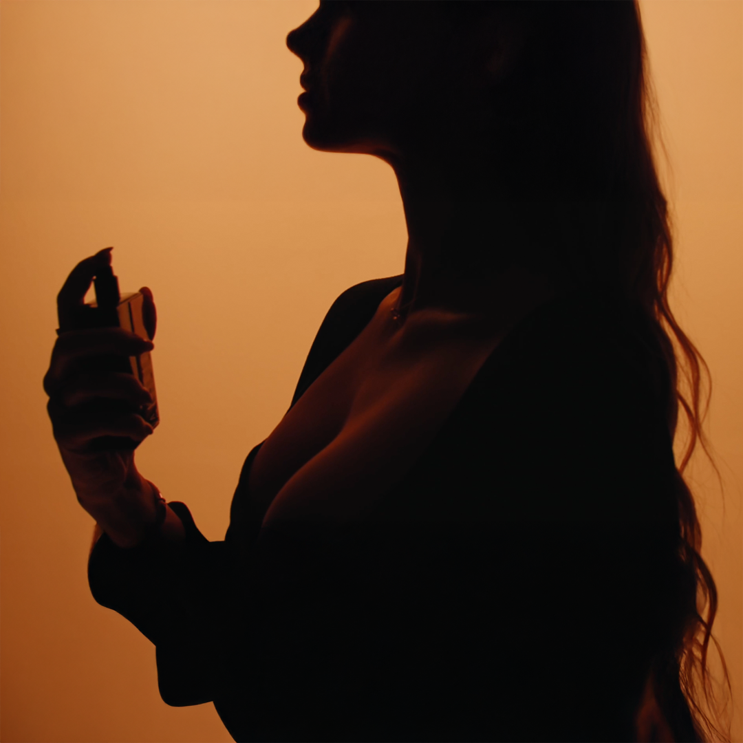 NIMORI Extrait de Parfum ARDO Moodvisual Woman spraying Parfum Sensual